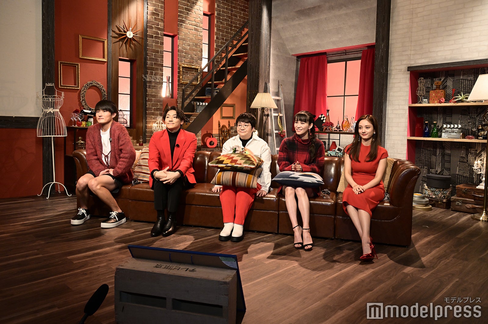 （左から）福徳秀介、小森隼、近藤春菜、あ～ちゃん、谷まりあ （C）モデルプレス