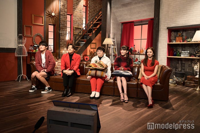 (左から)福徳秀介、小森隼、近藤春菜、あ~ちゃん、谷まりあ (C)モデルプレス