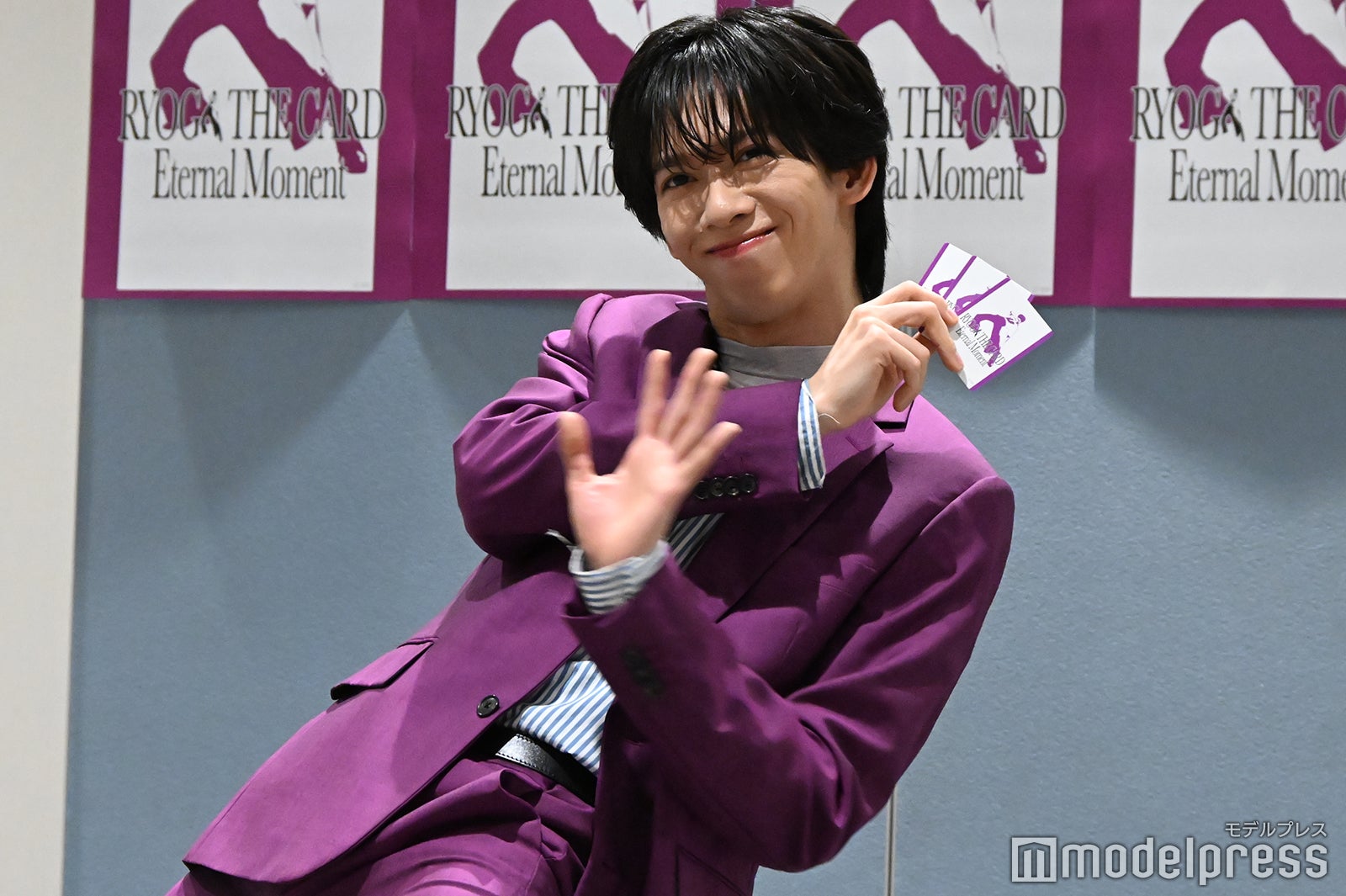 股下3kmポーズでプルプルしながらムービー撮影をするリョウガ（C）モデルプレス