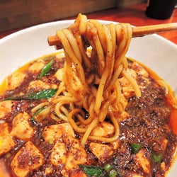 この辛さはクセになる! 看板「麻婆麺」が大人気のラーメン店が銀座にオープン
