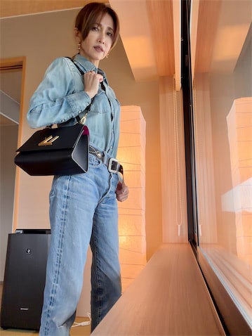 工藤静香、全身デニムで大人のカジュアルコーデ披露「しーちゃんカッコいい」