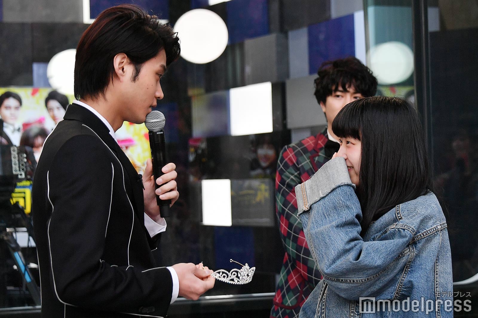 ファンにティアラを付けてあげる磯村勇斗 （C）モデルプレス