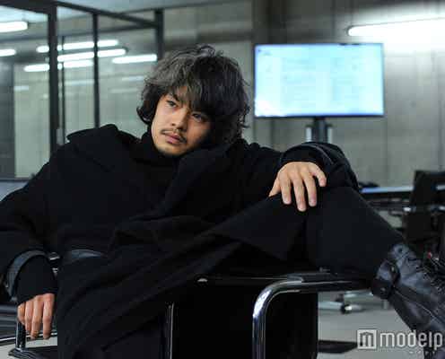 「デスノート」続編、“竜崎”池松壮亮がL座りで異彩を放つ