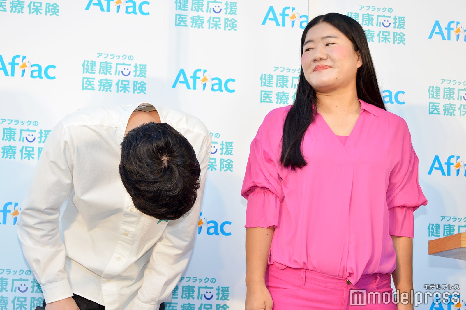 よしこ（右）がツボにハマって撃沈する田中圭（左）／（C）モデルプレス