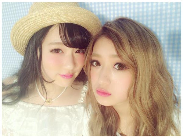 「Popteen」表紙撮影オフショット(写真左から)ゆらゆら、みちょぱ/池田美優Twitterより