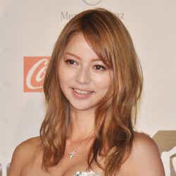 モデルプレス - <速報>香里奈、純白ミニドレスで美脚披露!「MTV VMAJ」レッドカーペット