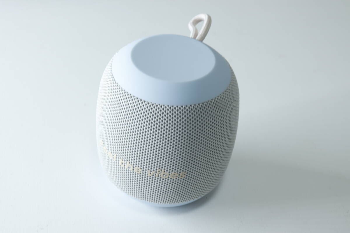 淡い水色と白のBluetoothスピーカー本体