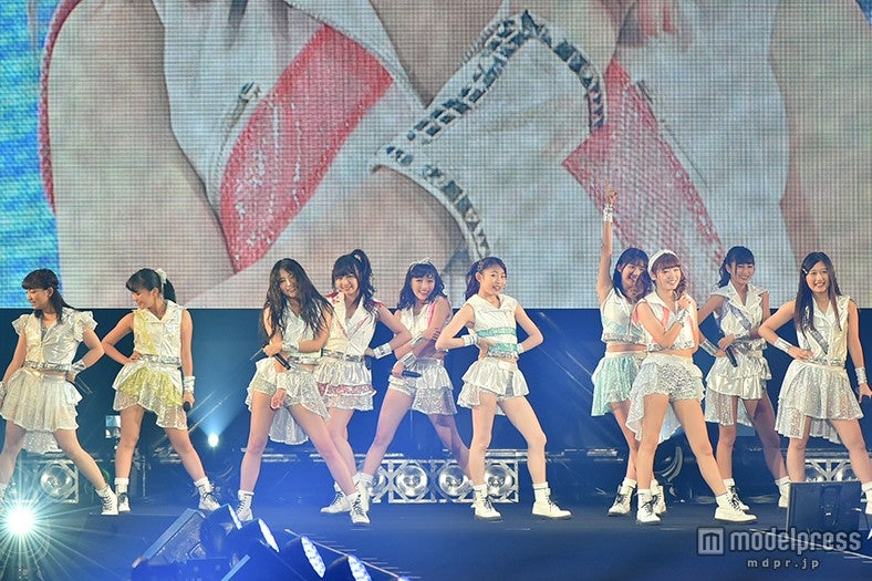 人気沸騰アイドル・GEMで開幕　へそ出し×ミニスカコーデで笑顔全開パフォーマンス＜TGC北九州2015＞