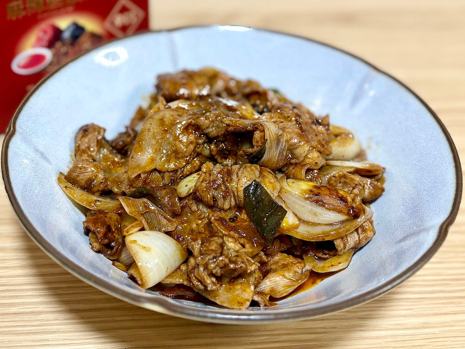豚バラ肉、長ネギ、タマネギを炒め、「Cook Do」と混ぜ合わせて出来上がり!