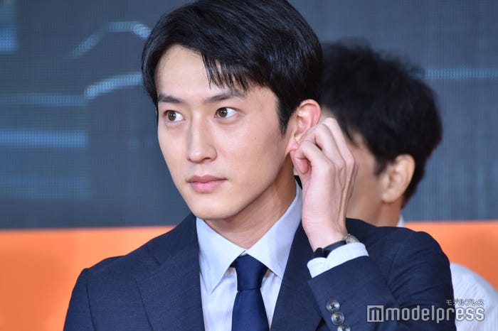 耳たぶを触る杉野遥亮(C)モデルプレス