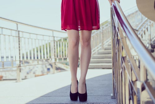 太ももにすきまのある女性