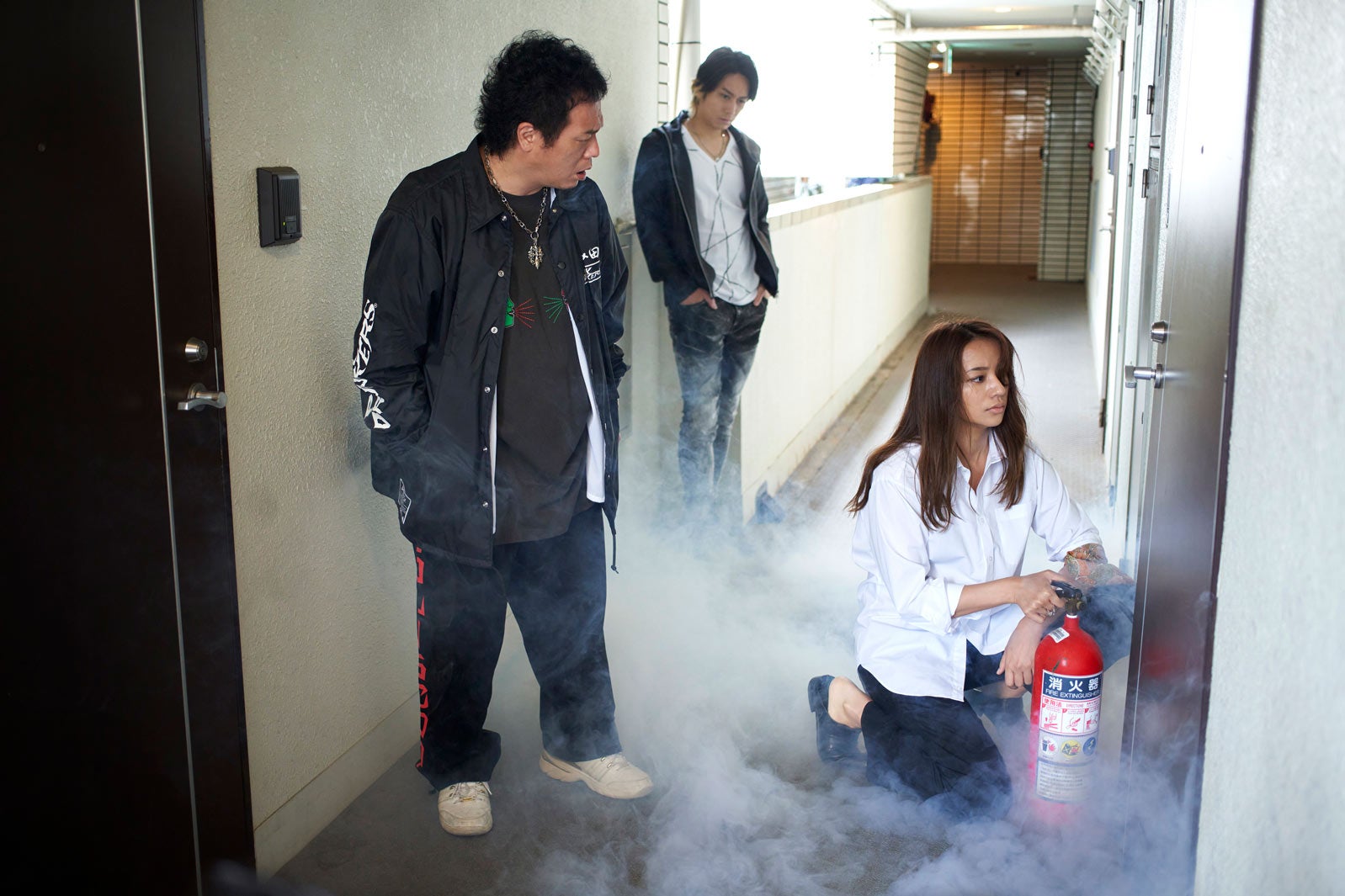 （左から）やべきょうすけ、崎本大海、高橋メアリージュン（C）2022 真鍋昌平・山崎童々・小学館／ドラマ「闇金サイハラさん」製作委員会・MBS