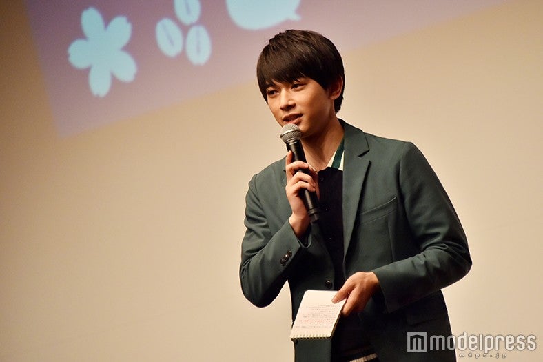 自らイベントを進行（C）モデルプレス