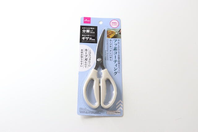 ダイソーのカーブキッチンバサミ（フッ素コーティング）のパッケージ