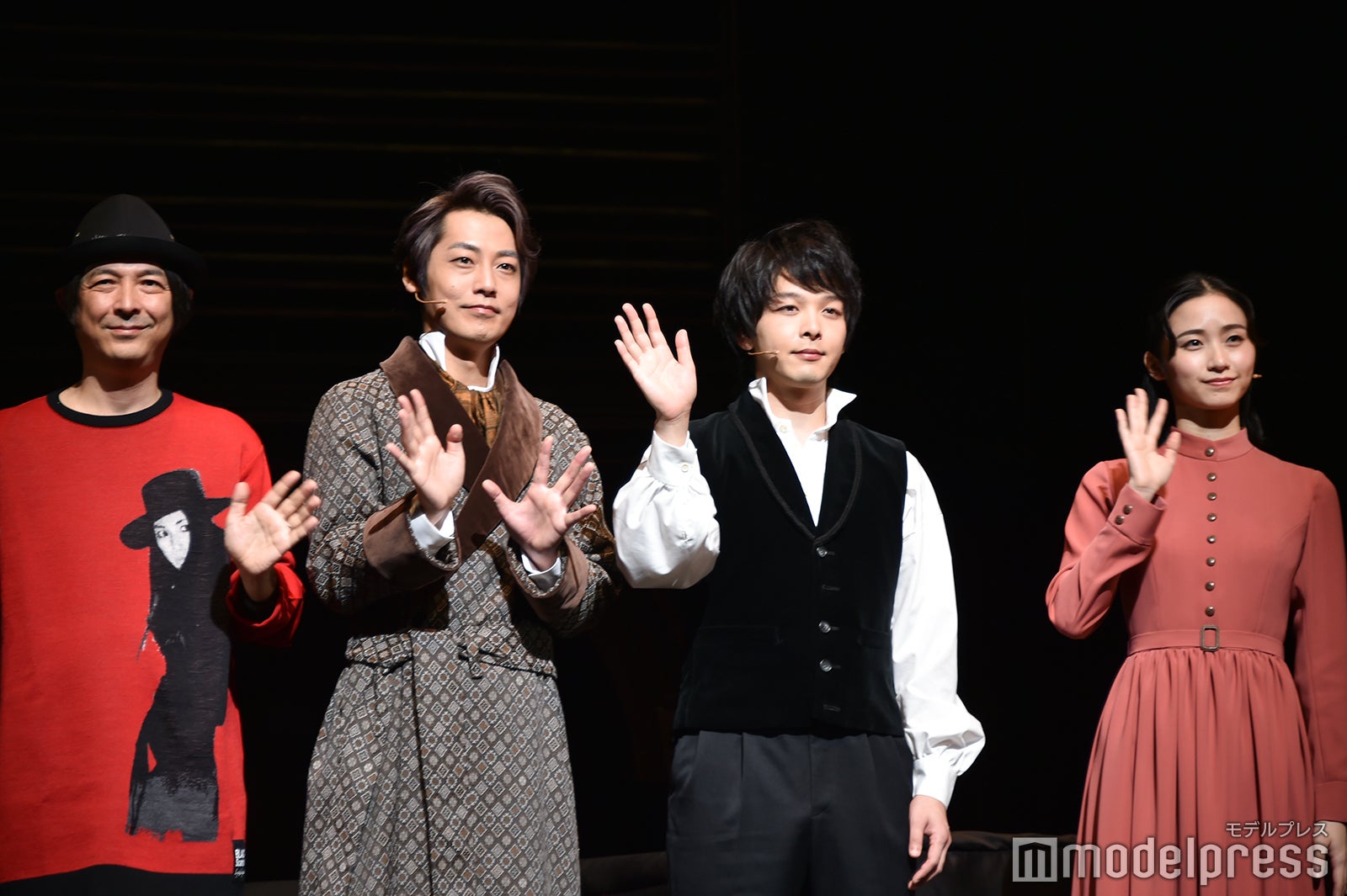 ムービーカメラに手を振る河原雅彦、福士誠治、中村倫也、木下晴香 （C）モデルプレス