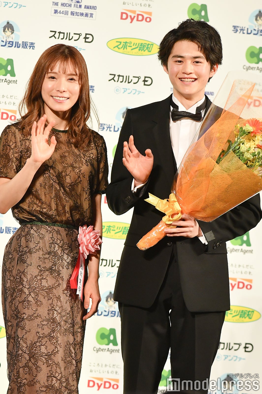 （左から）松岡茉優、鈴鹿央士（C）モデルプレス