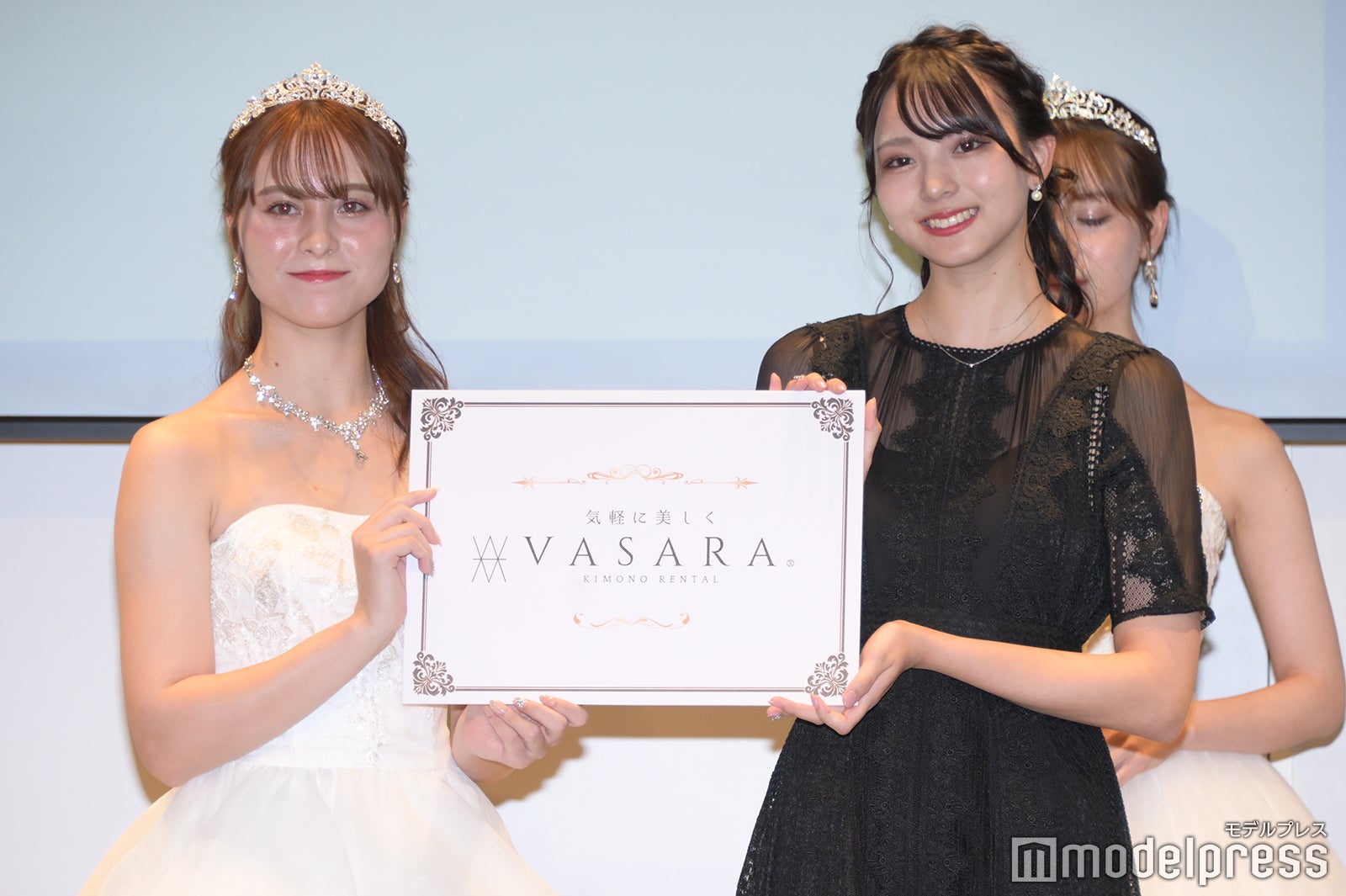 （左）堤萌さん（C）モデルプレス