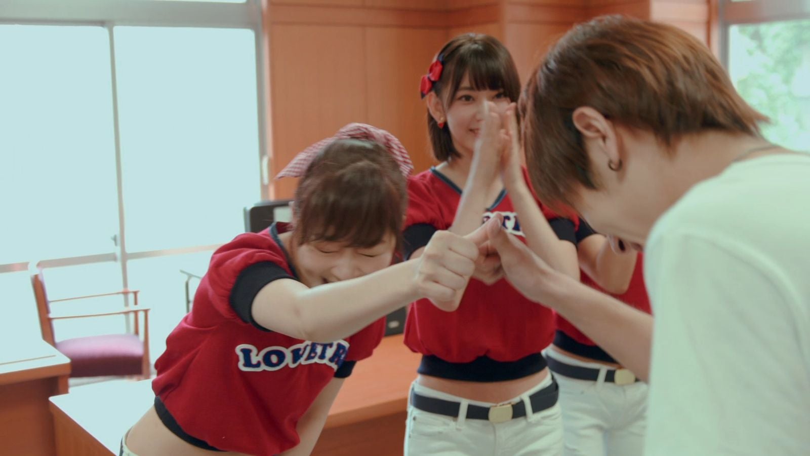 AKB48「LOVE TRIP」MVより