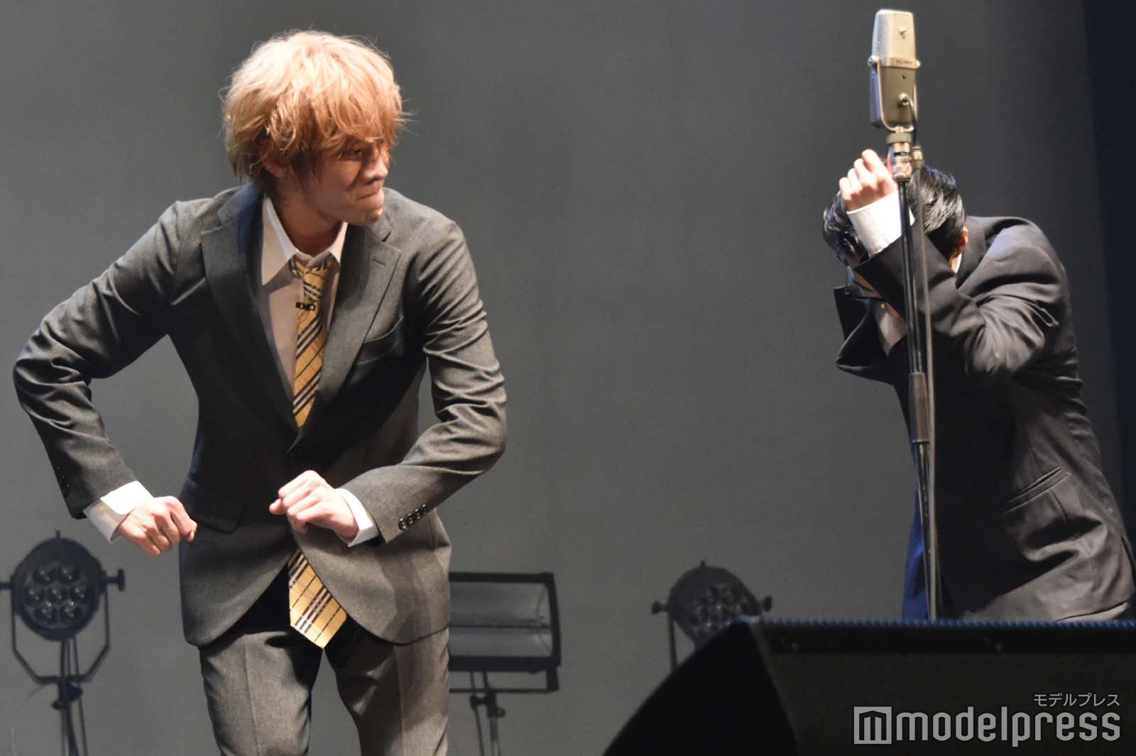 リレーの漫才をする山下幸輝、Naoya（C）モデルプレス