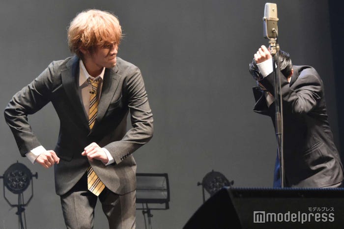 リレーの漫才をする山下幸輝、Naoya(C)モデルプレス