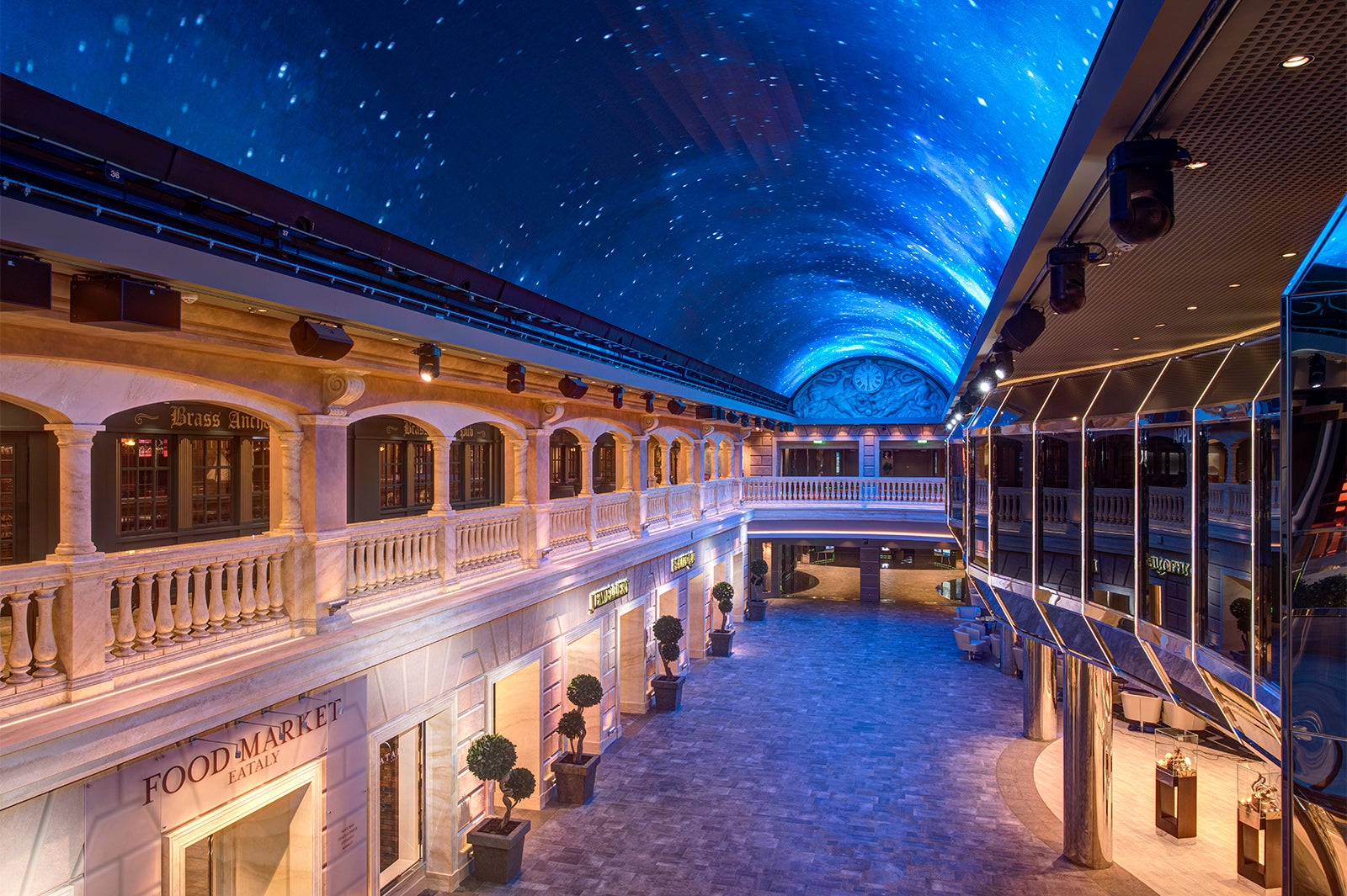 もはや街並みといっていいほどの船内、星空のライトアップもロマンチック／MSC Cruises S.A.