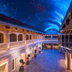 もはや街並みといっていいほどの船内、星空のライトアップもロマンチック/MSC Cruises S.A.