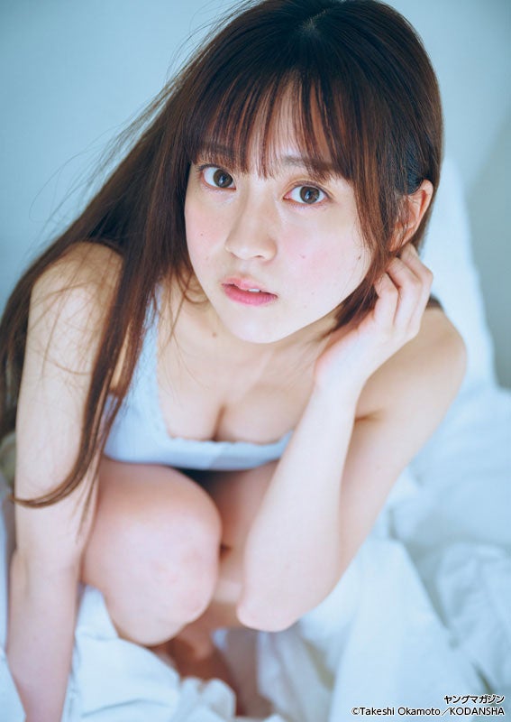 “SNSでバズ”あまいものつめあわせ・中川心、キャミソール姿で美谷間のぞく