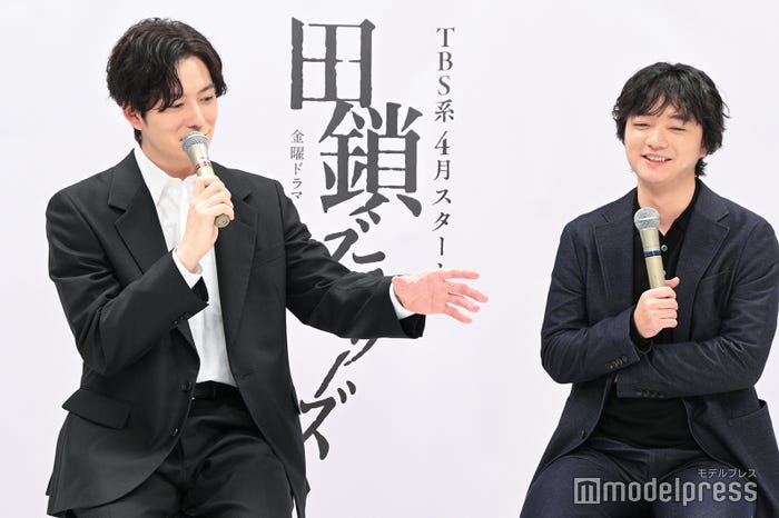 お弁当に手を伸ばす岡田将生、染谷将太(C)モデルプレス