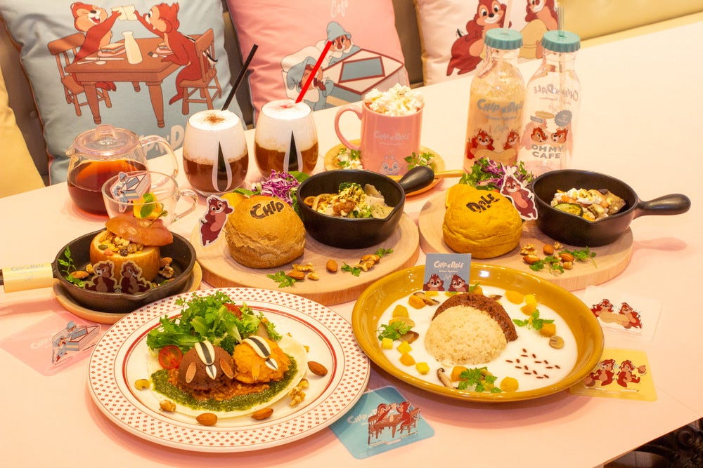 「チップ&デール」OH MY CAFE、2人の“後ろ姿風”スムージーやどんぐりシチュー