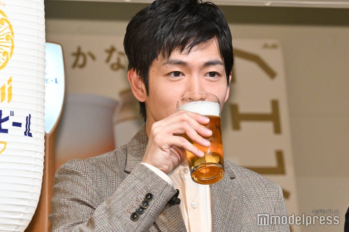 朝からビールを飲む松下洸平(C)モデルプレス