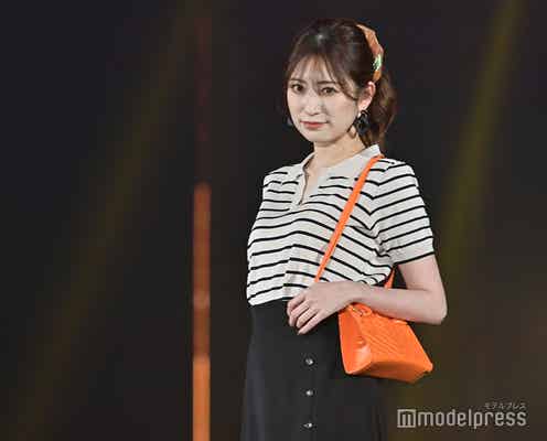 吉田朱里、美脚のぞくスリットスカートで登場 クールな魅力放つ<TGC 2022 S/S>