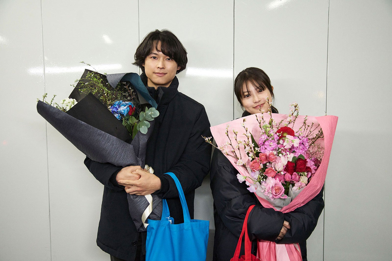 SixTONES松村北斗＆今田美桜ら、豪華キャストがクランクアップ 花束手に持ち晴れやかな表情【映画「白鳥とコウモリ」】