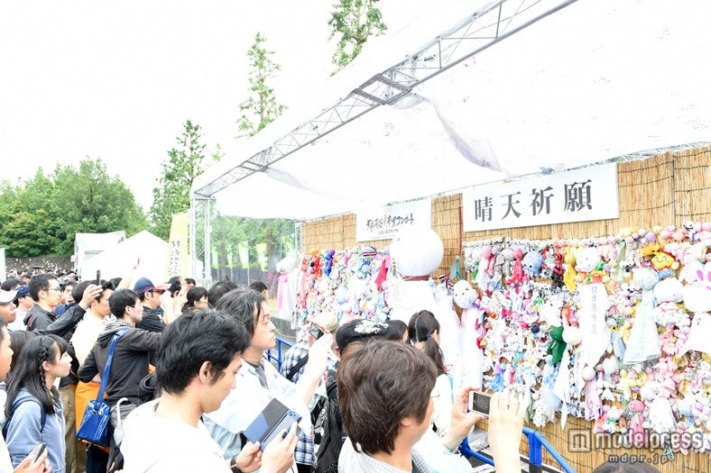 「大島優子卒業コンサート in 味の素スタジアム ～6月8日の降水確率56％（5月16日現在）、てるてる坊主は本当に効果があるのか？～」（C）AKS