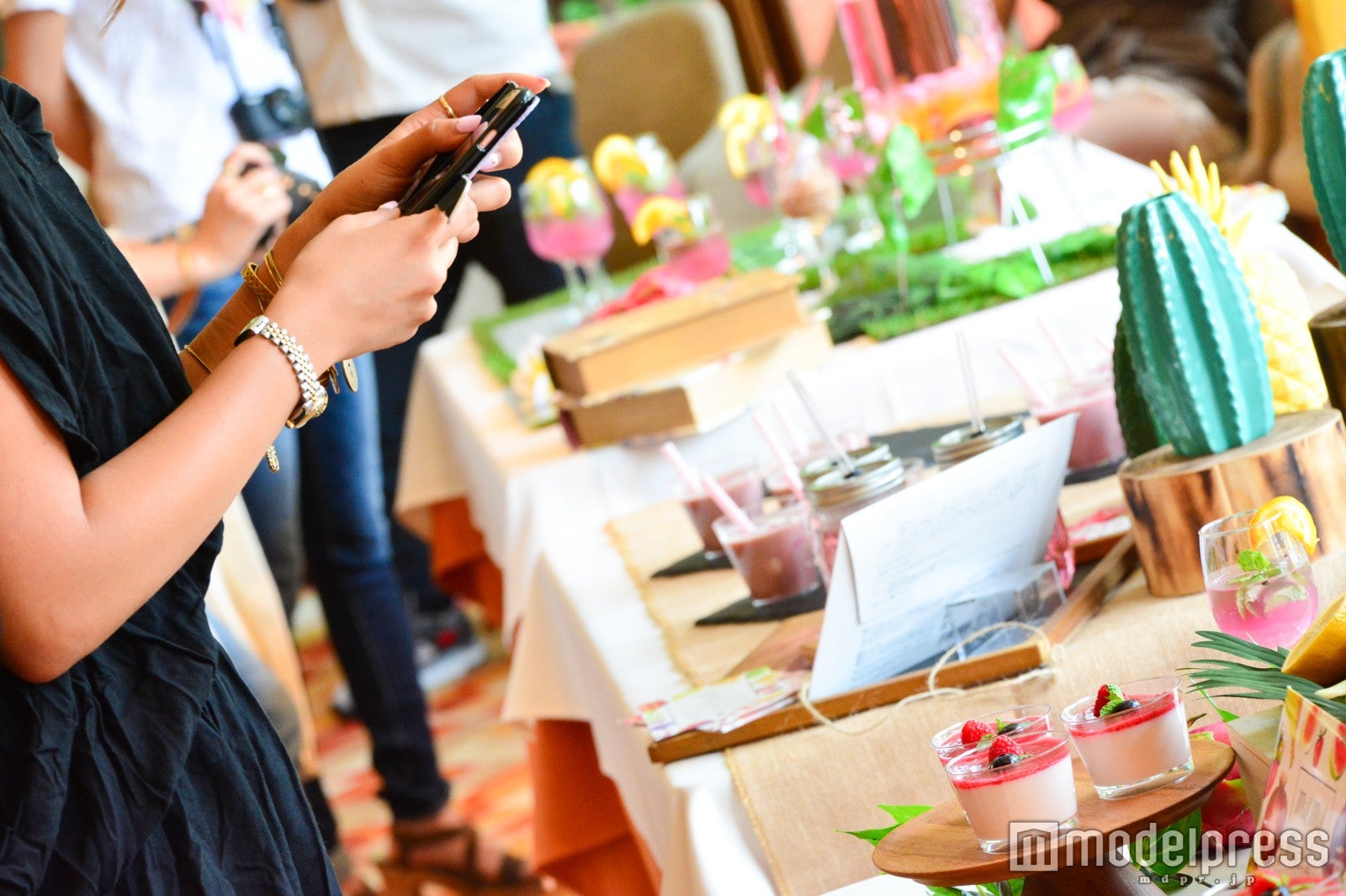 可愛いフードに夢中 （C）モデルプレス