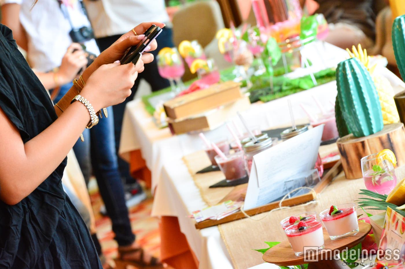 可愛いフードに夢中 (C)モデルプレス