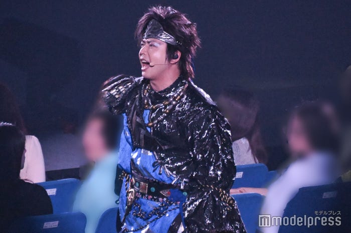 客席で歌唱する増田貴久(C)モデルプレス