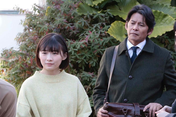 伊藤沙莉、織田裕二「シッコウ!!~犬と私と執行官~」第1話より(C)テレビ朝日