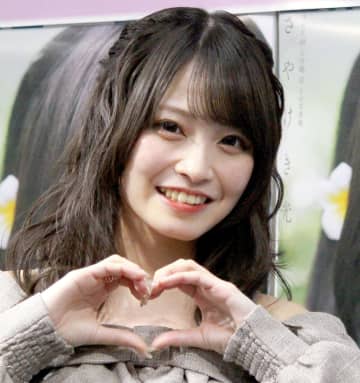 SKE48入内嶋涼、気合の超ミニスカにオフショルで写真集アピール「普段だったら見せたくない姿も」