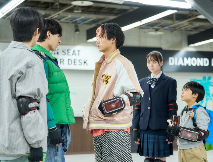 (左から)木全翔也、金城碧海、瀬口黎弥、田鍋梨々花、川原瑛都「逃走中 THE MOVIE」場面カット(C)2024 フジテレビジョン 東映 FNS27社