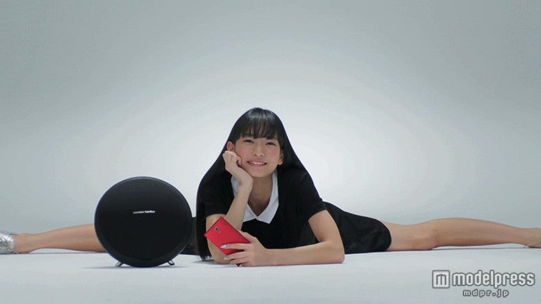 超絶軟体美女×猫サンタの新感覚Xmasソングが「クセになる可愛さ」と話題【モデルプレス】