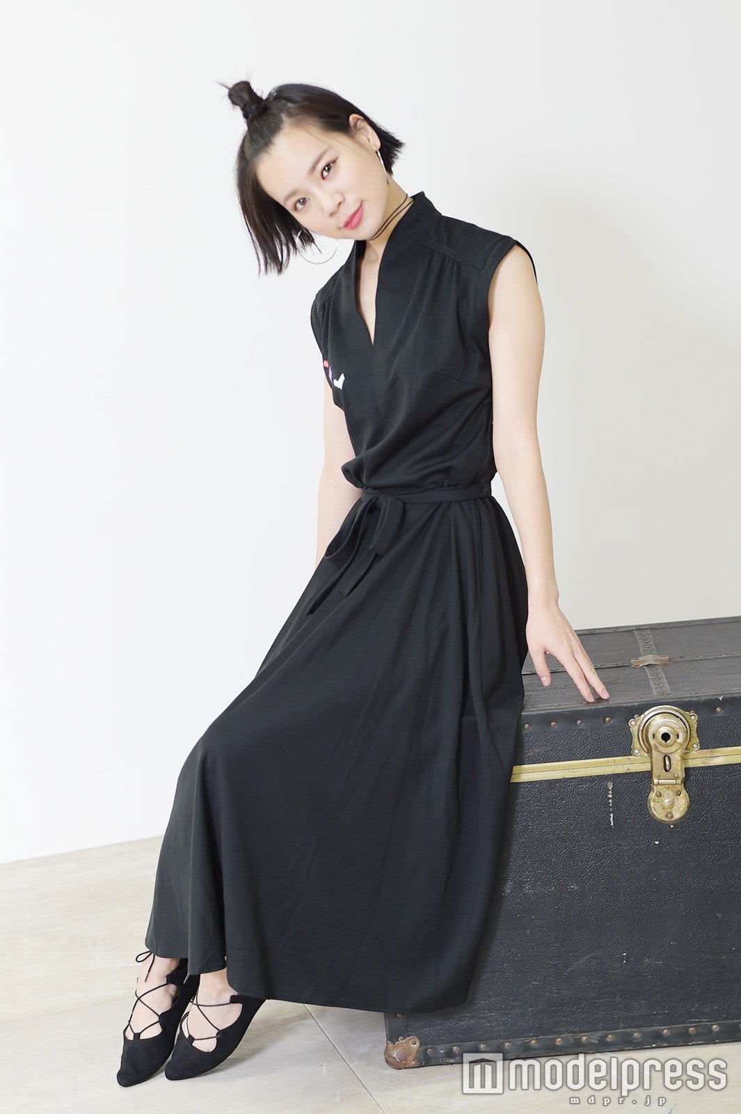 チョーカー：手作り／ワンピース：ヴィンテージ／シューズ：LEPSIM／斎藤有沙（C）モデルプレス