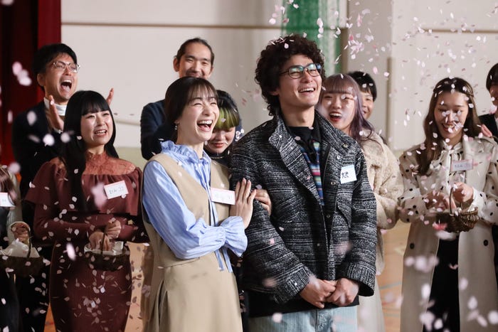 足立梨花、野村周平「婚活1000本ノック」第10話より(C)フジテレビ