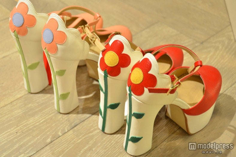 流行りのチャンキーヒールには大きな花が