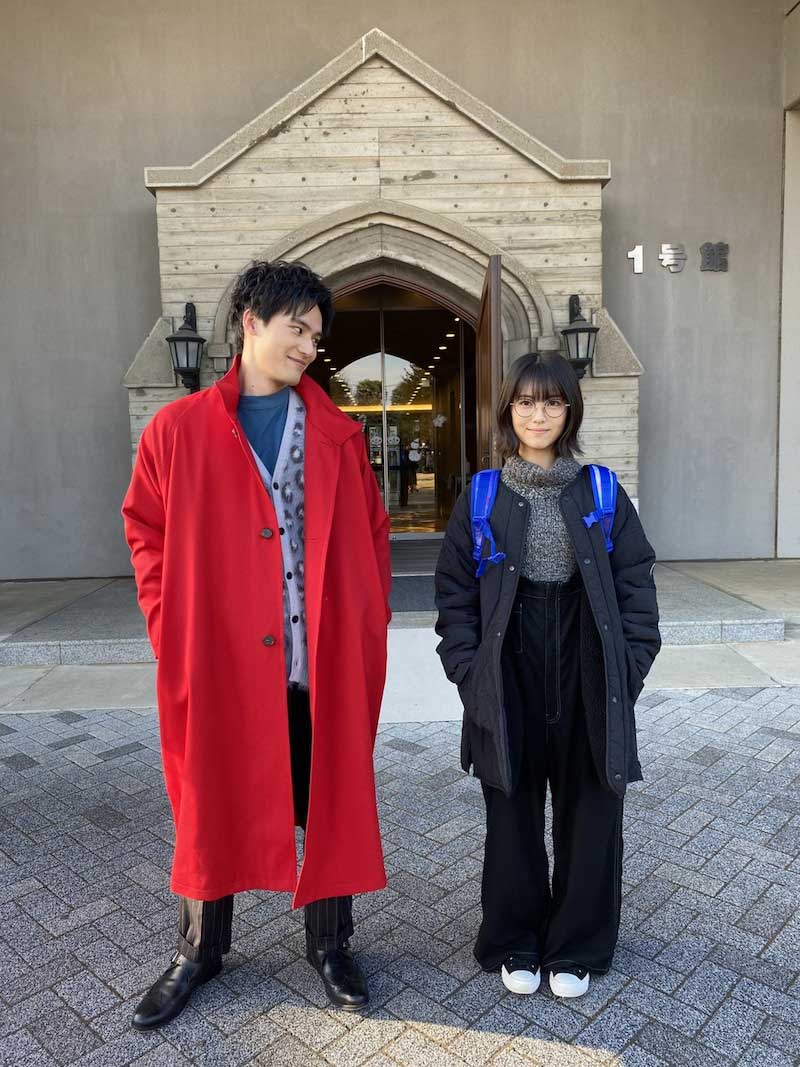 浜辺美波＆岡田健史、全身2ショットにファン歓喜「身長さたまらん」「目が幸せ」＜ウチの娘は、彼氏が出来ない！！＞