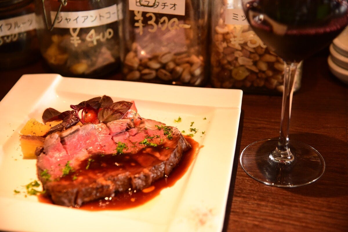 ローストビーフ（ワインorソフトドリンク付き）は食事券3枚で食べられる