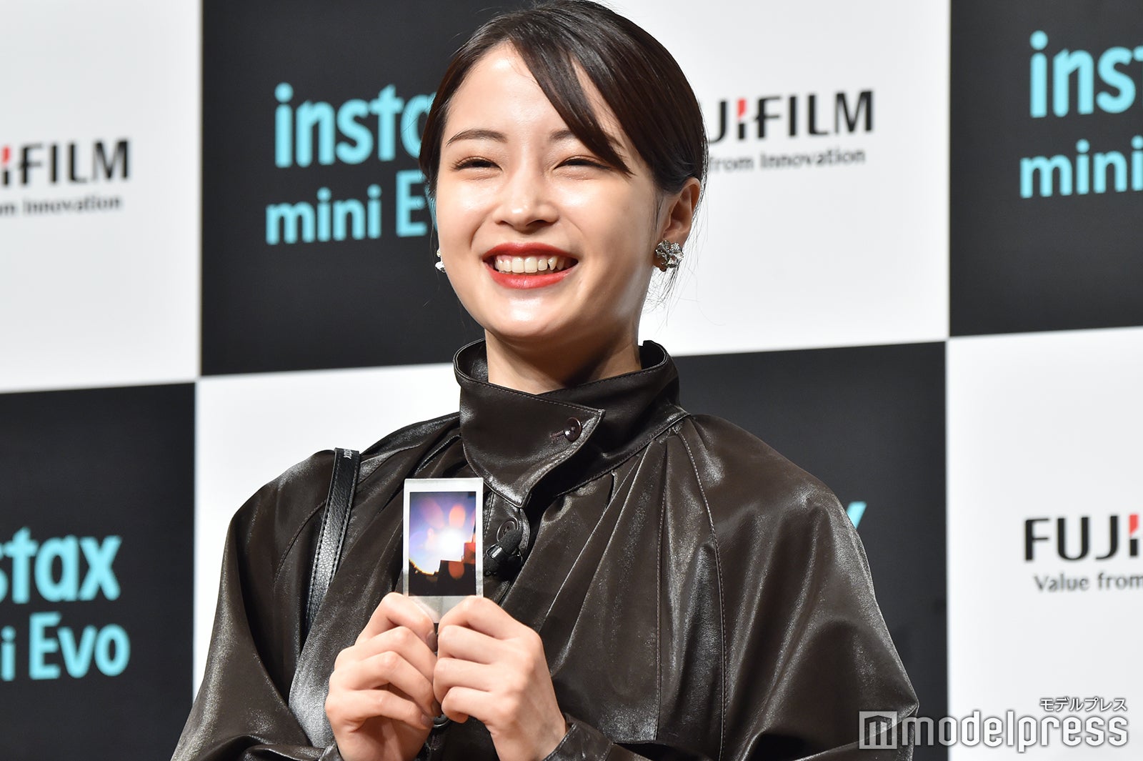 自ら撮影した写真を見せる広瀬すず（C）モデルプレス