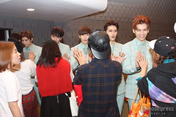 ハイタッチ会(photo:www.japankorea.org)