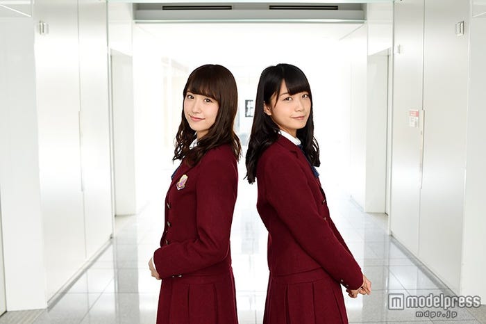 モデルプレスのインタビューに応じた、衛藤美彩(左)、深川麻衣(右)