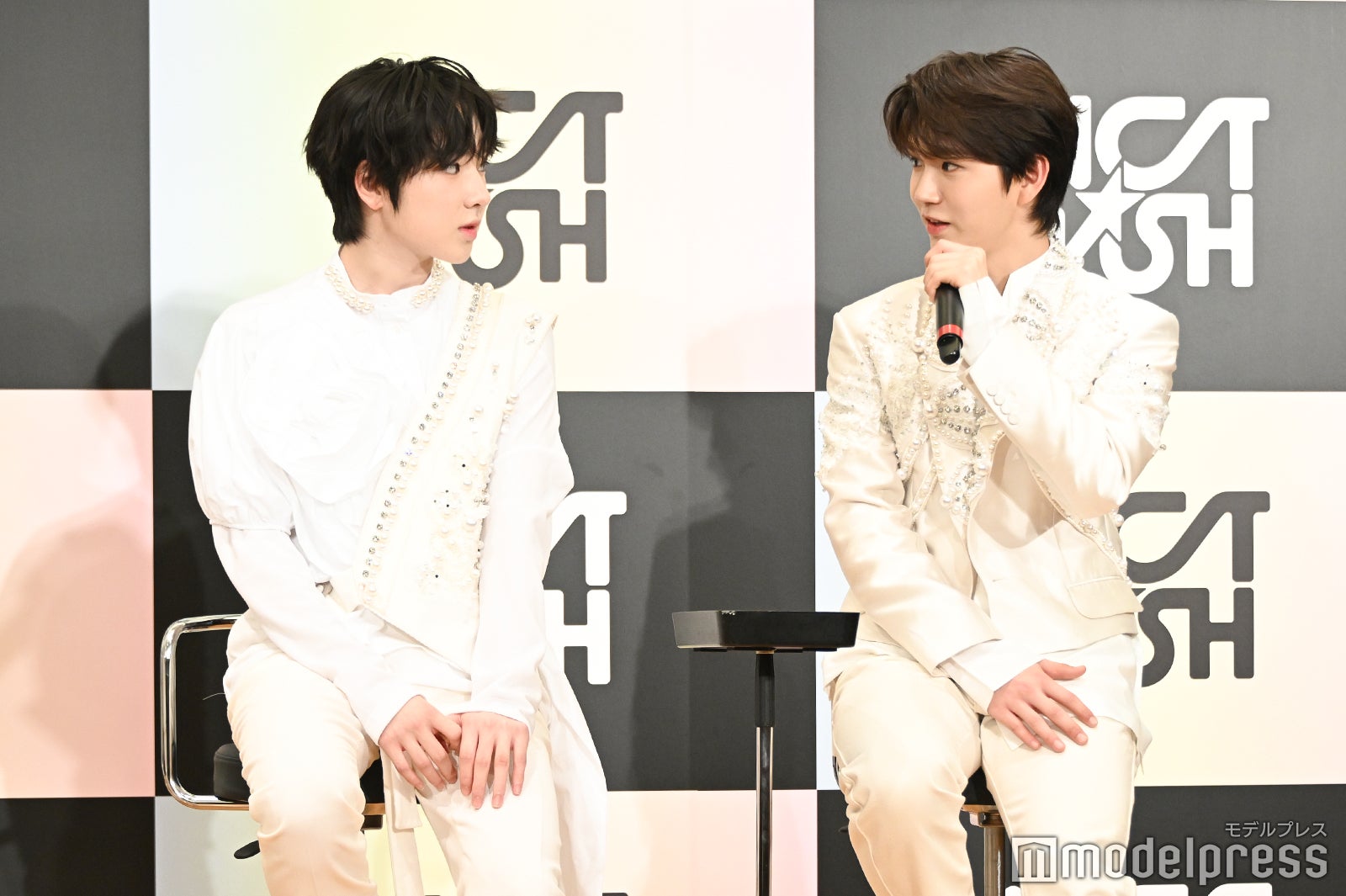 サクヤに質問の答え方について質問するジェヒ（C）モデルプレス