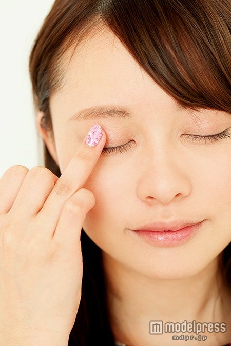 アイシャドウは指でラフになじませる／モデル神尾美沙（画像提供：「Ray」5月号、主婦の友社）